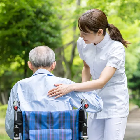 介護士と車椅子に乗った男性